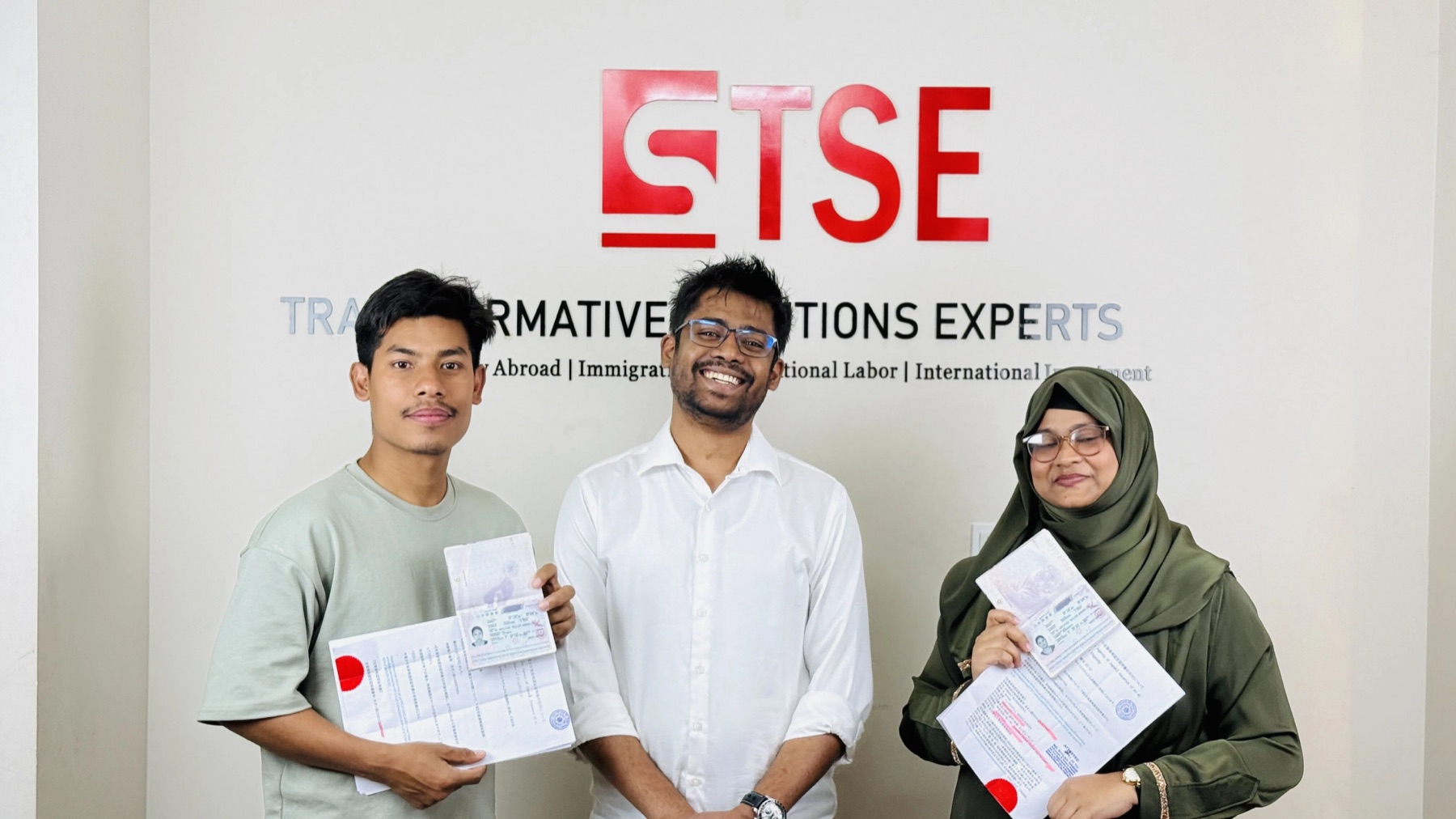 Candidates and the TSE team after a milestone